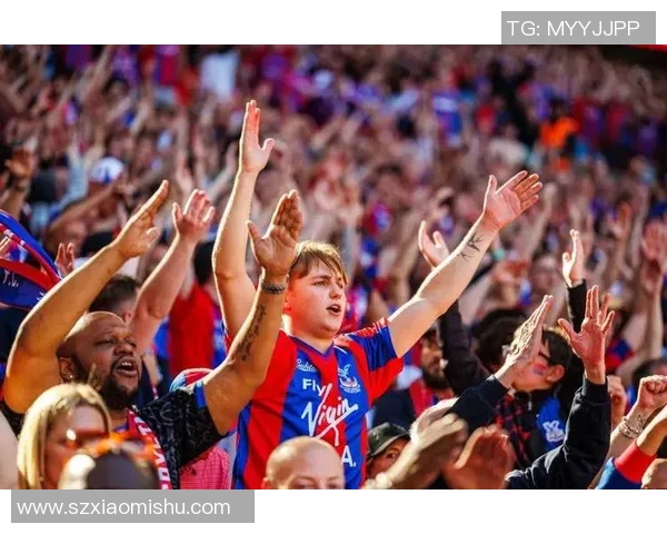 足球明星举起奖杯欢庆跳舞瞬间展现荣耀与激情的完美结合